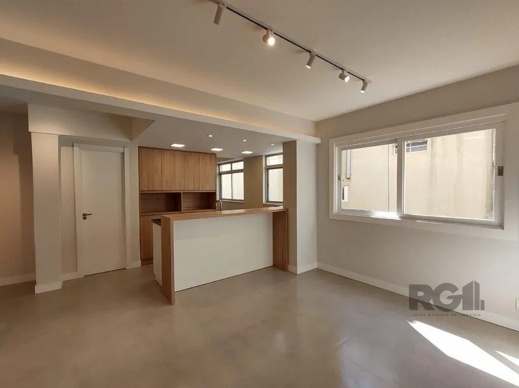 Apartamento semi mobiliado, 67m², 2 dormitórios, 1 vaga no bairro Petrópolis