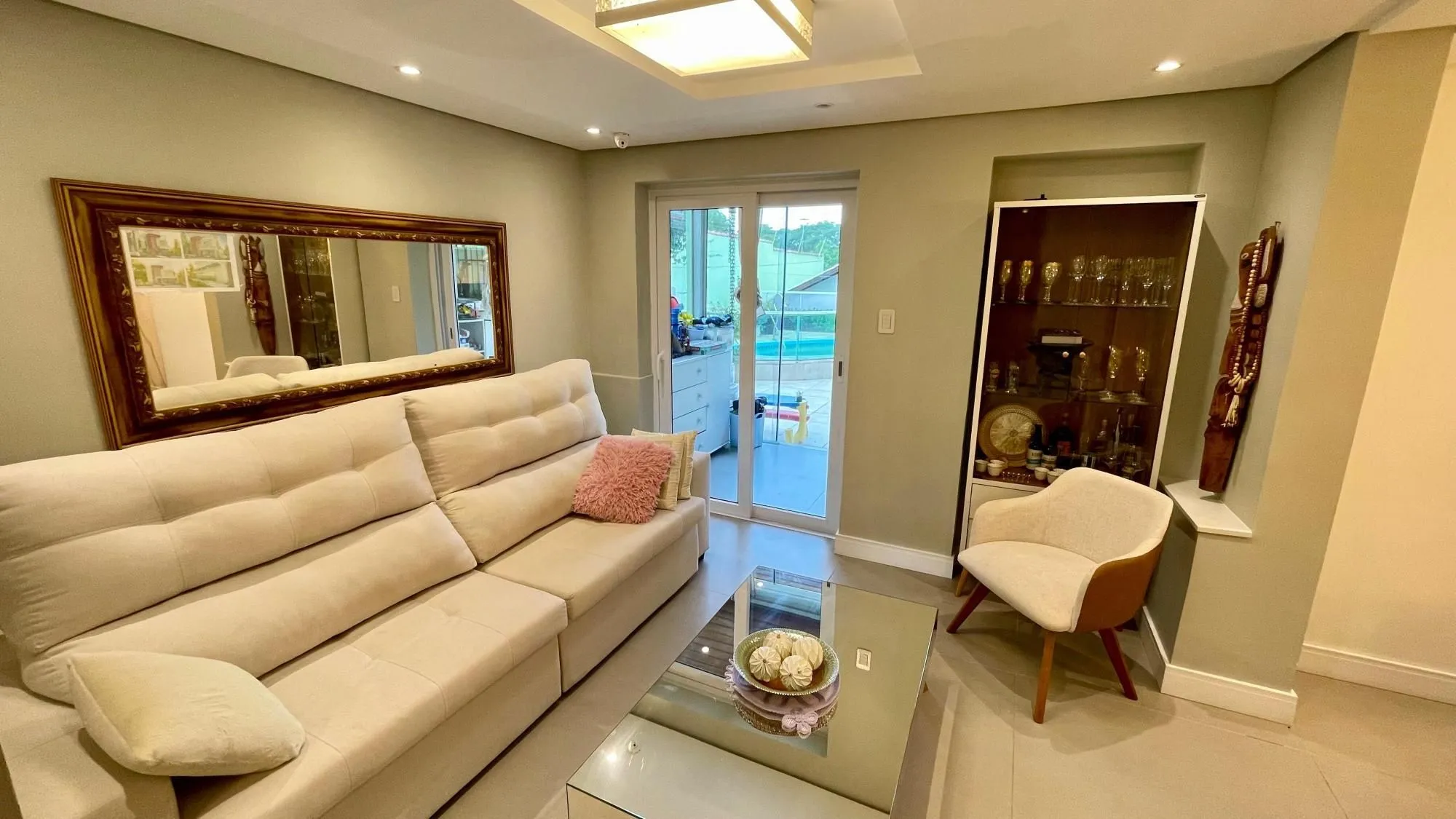 Imagem Casa térrea 100% mobiliada com 3 dormitórios, suíte, piscina e 3 vagas.