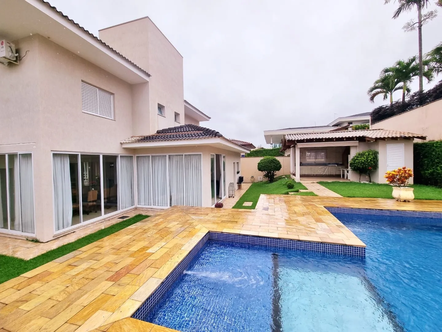 Imagem Casa à venda e locação 3 Suites, 2 Vagas, 700M², Socorro, Pindamonhangaba - SP | COLONIAL VILLAGE