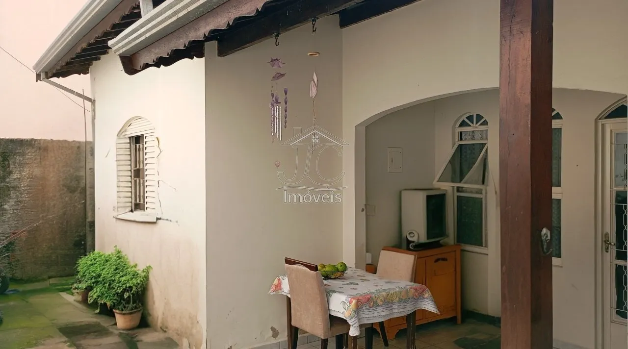 Imagem Casa com 3 quartos com barracão comercial no piso inferior à venda em Valinhos.
