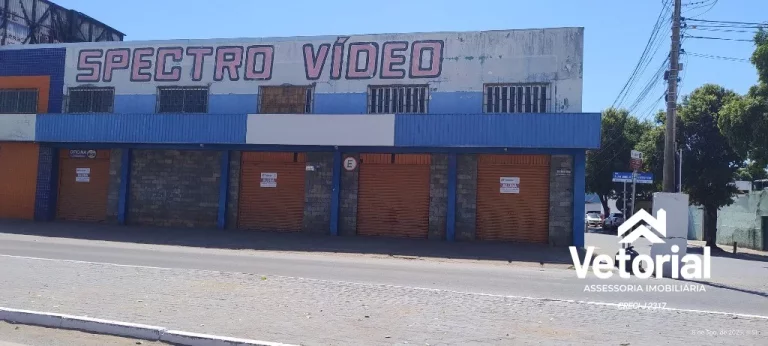 Foto do imóvel Ponto Comercial no Centro de Barreiras, formato retangular, frente ampla, 04 vagas de garagem frontal, 02 banheiros, depósito.
