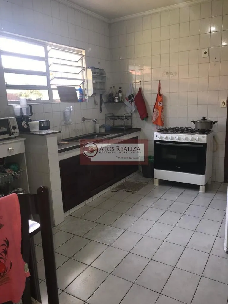 Imagem Vendo super oportunidade na vila inglesa, região do Jardim Alzira. Sobrado de 116m2, com 3 Dormitorios, sendo 1 Suíte, todos com Armários, quatro de empregada, 2 vagas de garagem com luz automática, portão automático, corredor lateral, 2 Caixa d'água de 5