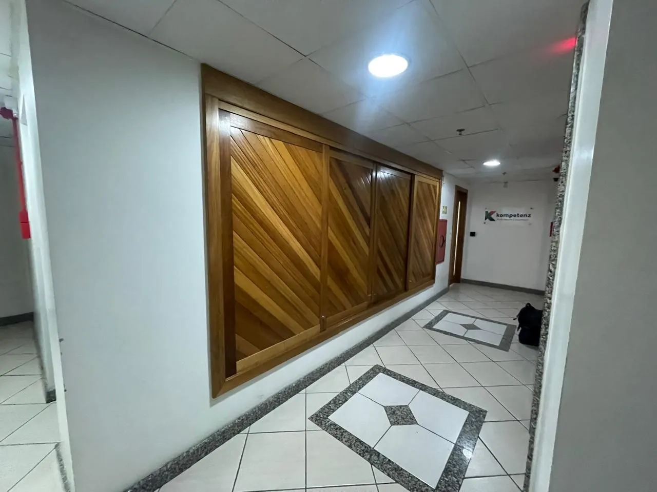 Imagem ala comercial desocupada à venda no coração do bairro Boa Vista, em Porto Alegre, Rio Grande do Sul!