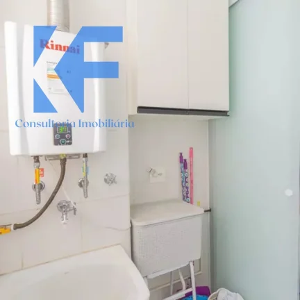 Imagem Apartamento confortável com 67m² no 4°andar, com três dormitórios sendo uma suíte, sala ampla com varanda, cozinha planejada, dois banheiros no total