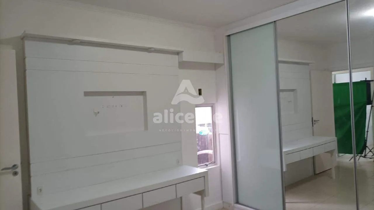 Imagem Casa para aluguel com 3 quartos, 1 suíte, sacada e garagem no Estreito. A uma quadra da Beira-Mar Continental.