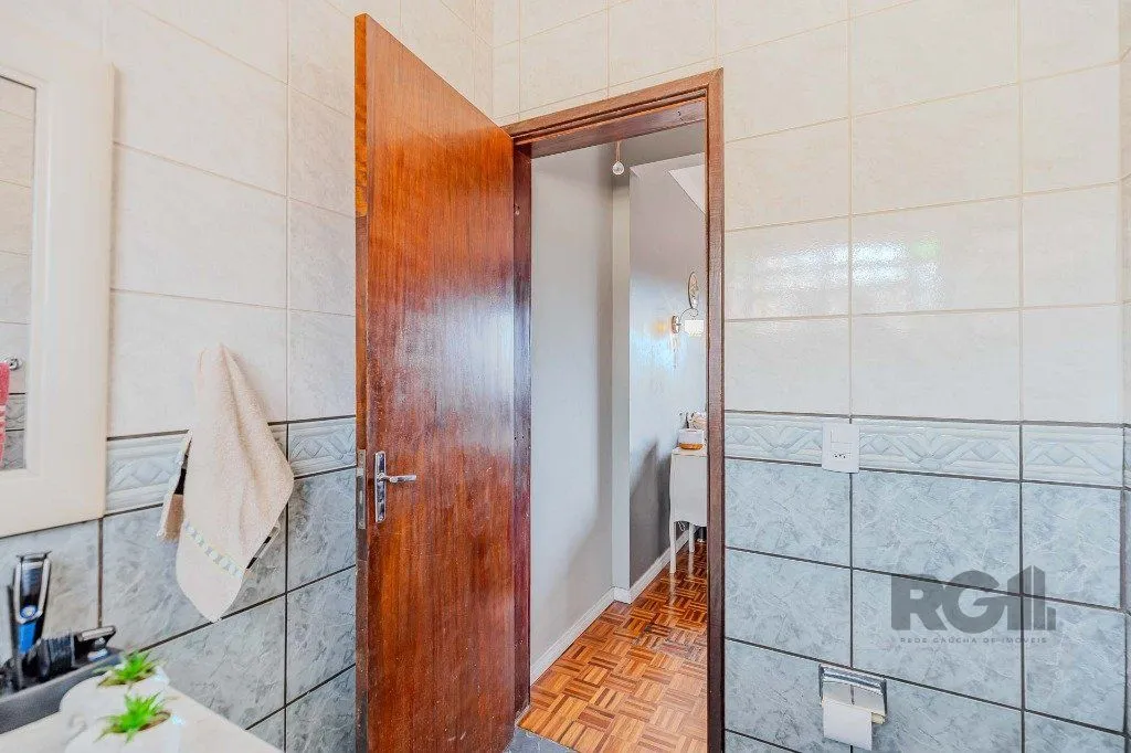 Imagem Casa com 234m², 3 dormitórios, 3 vagas no bairro Partenon