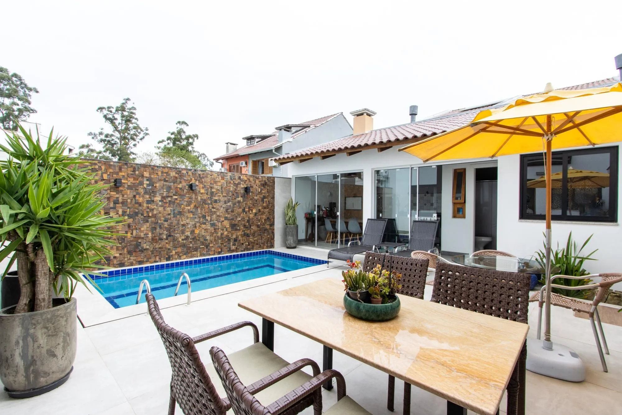 Imagem Excelente casa de alvenaria, 4 dormitórios, 2 suítes e 2 vagas de garagem.