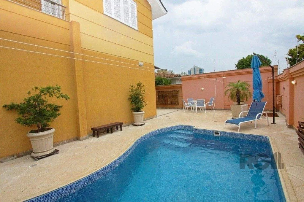 Imagem Excelente casa de 330m² com 3 dormitórios, piscina e 3 vagas.