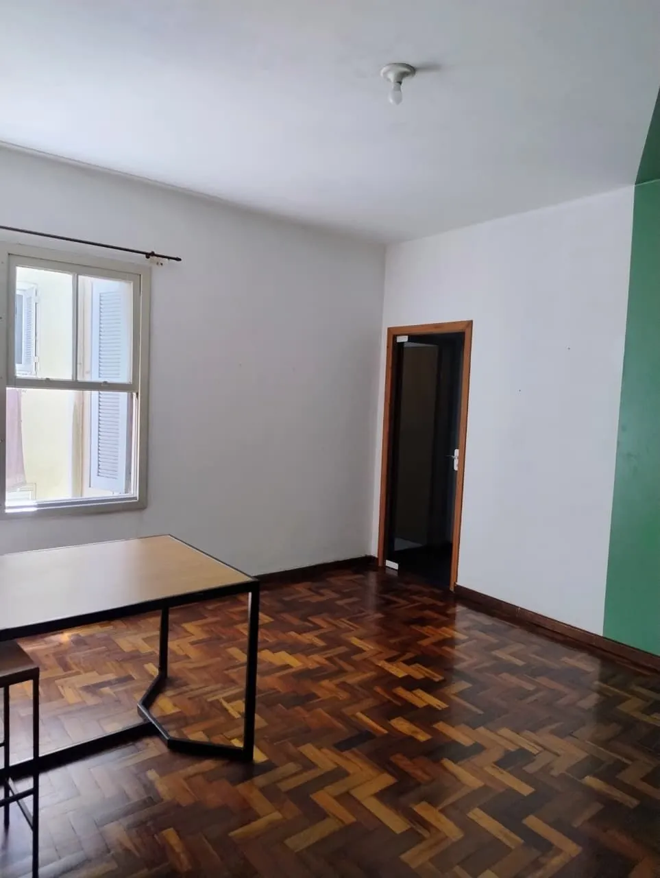 Imagem Ótimo apartamento desocupado de frente para a Redenção- Cidade Baixa