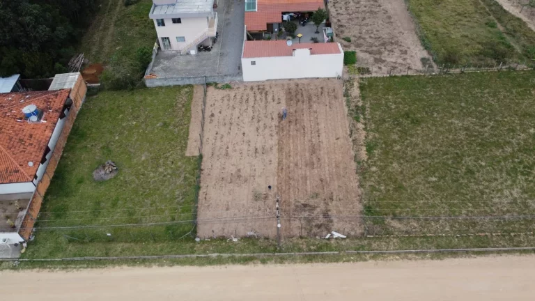 Imagem Terreno à venda em Garopaba-SC, bairro Areias de Palhocinha, 408m² de área. Adquira já!