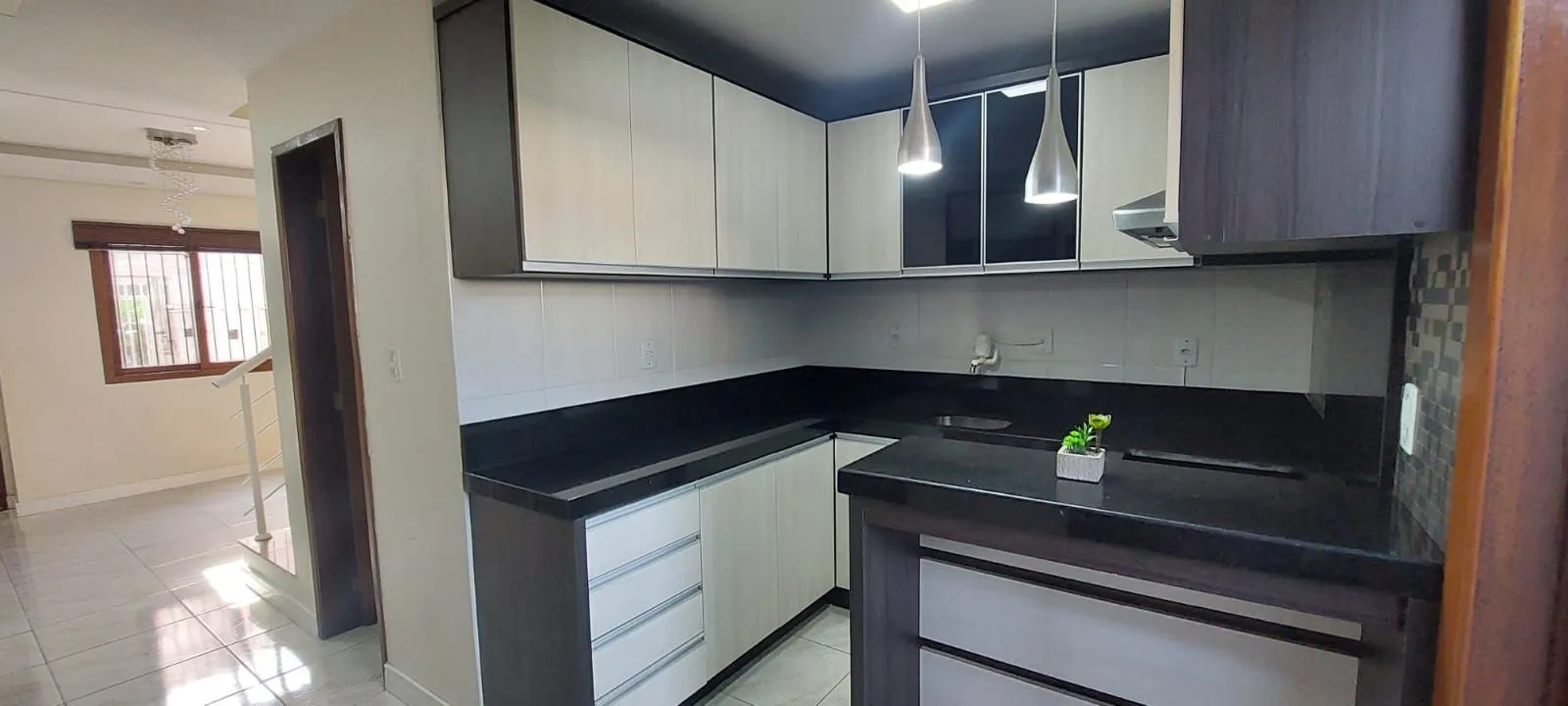 Imagem Boletto Imóveis vende casa em Canoas , 2 dormitórios, 1 banheiro, 1 lavabo, garagem para 2 carros, com móveis fixos em MDF, em fino acabamento.
