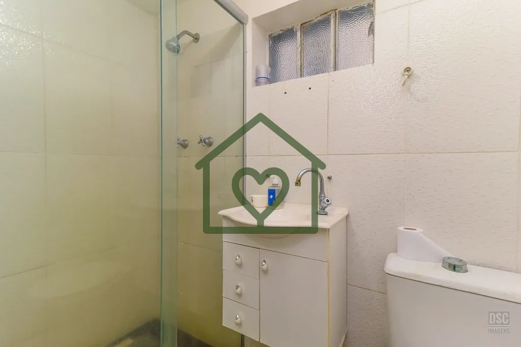 Imagem Bem-vindo a esta encantadora casa à venda em Porto Alegre, situada no coração do bairro Santo Ant...