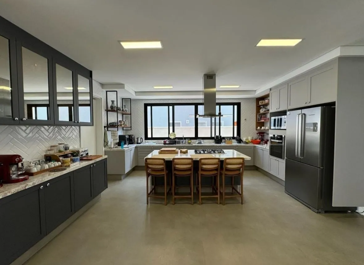 Imagem Casa de Altíssimo Padrão à Venda no Alphaville 01 em Barueri, 5 suítes, 600 m², piscina aquecida, mobiliada e terreno de 560 m²