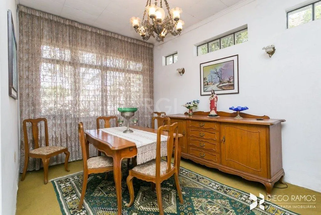 Imagem Casa para Venda - 198m², 3 dormitórios, sendo 1 suites, 4 vagas - Petrópolis