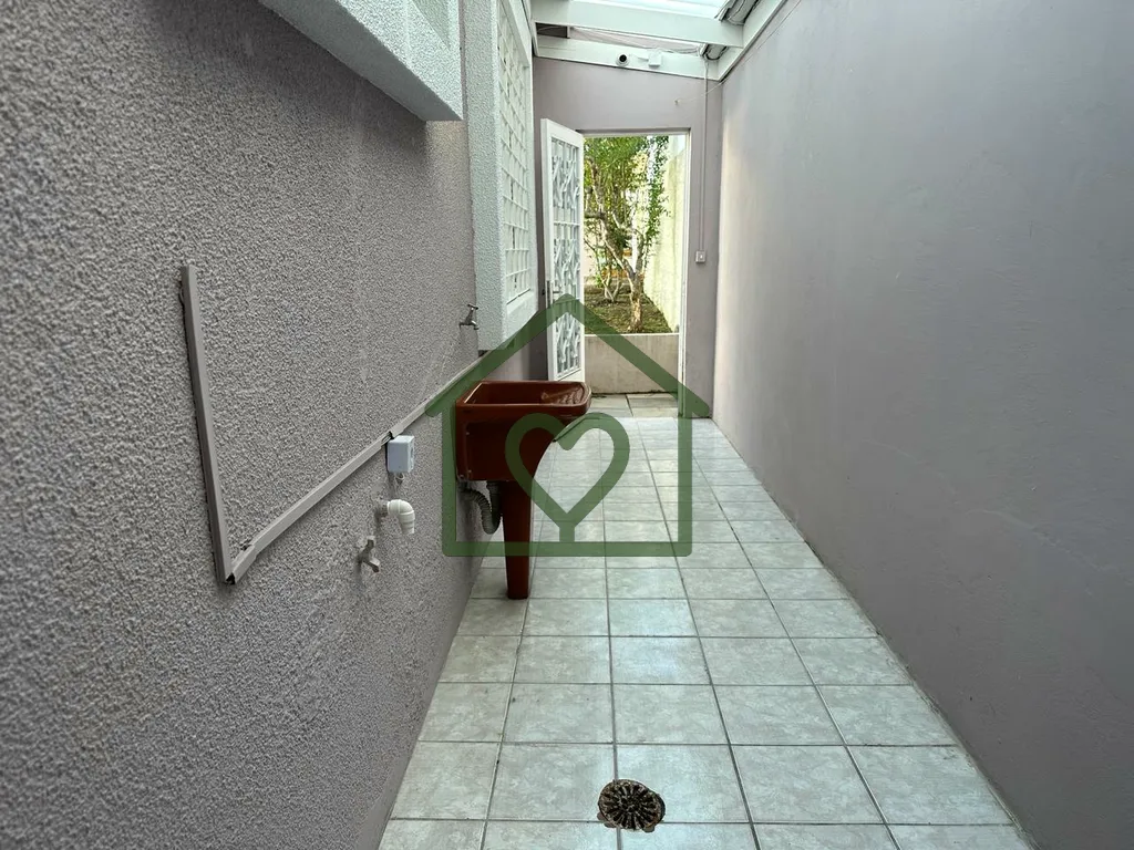 Imagem Excelente casa térrea, localizada em rua tranquila e arborizada, em frente à Praça Edgar Graef e ...