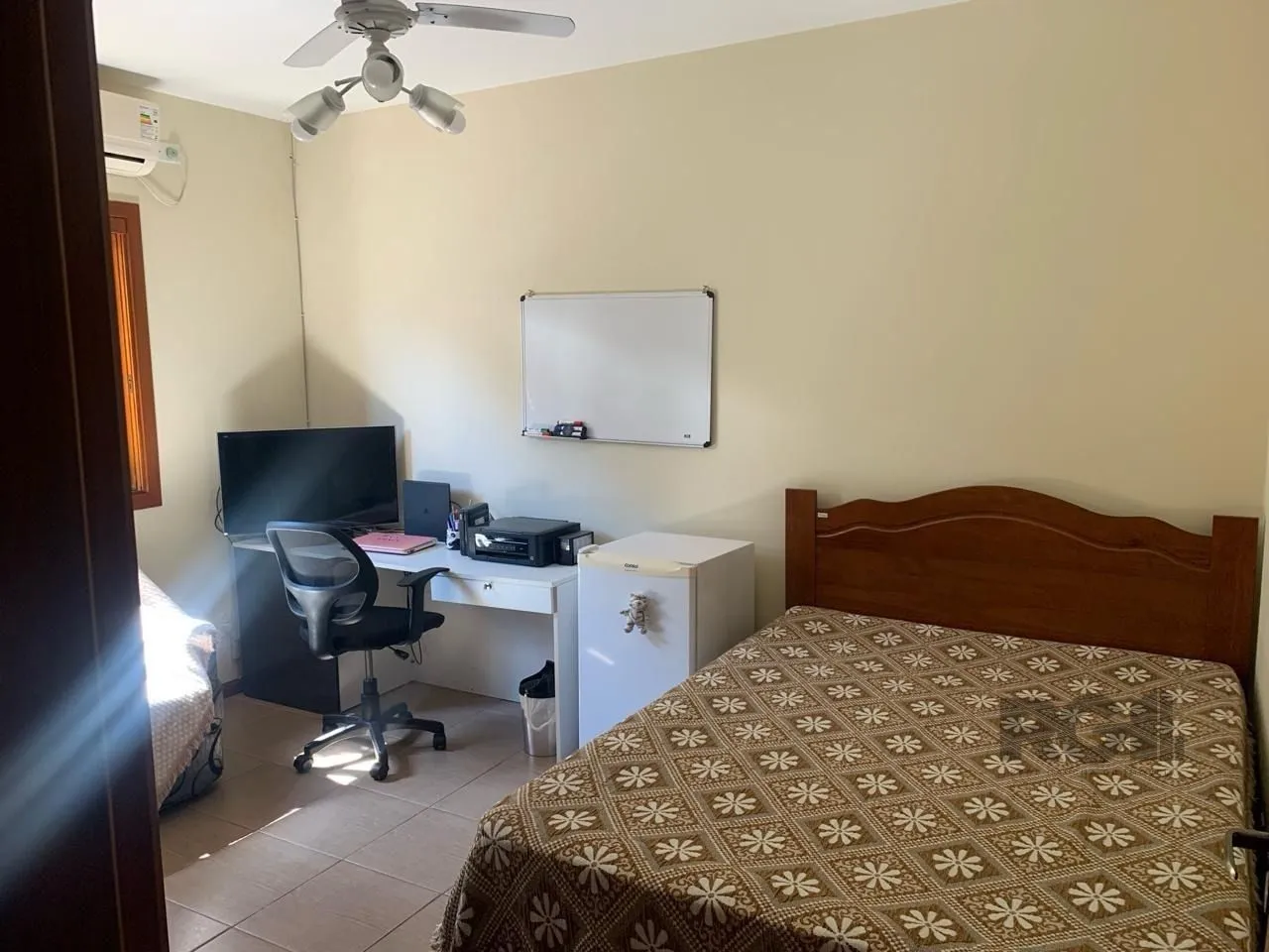 Imagem Casa com 3 quartos, 1 suíte, 3 vagas e 182m² para vender por R$ 890.000