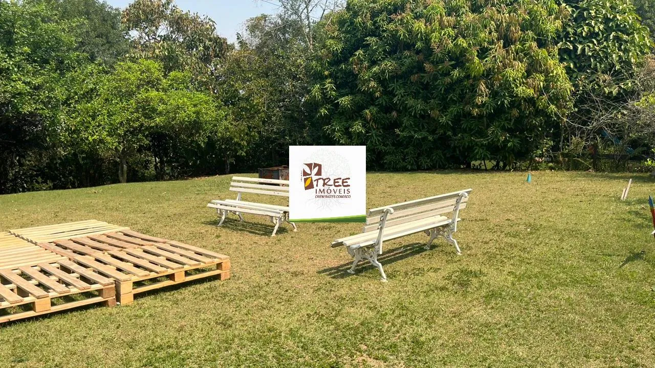 Imagem VENDA DE SOBRADO NO CONDOMÍNIO HILLS III, EM ARUJÁ/SP, 521m² com 05 suítes, piscina, sala ampla, quintal de 200m² e 06 vagas. CONSULTE-NOS.