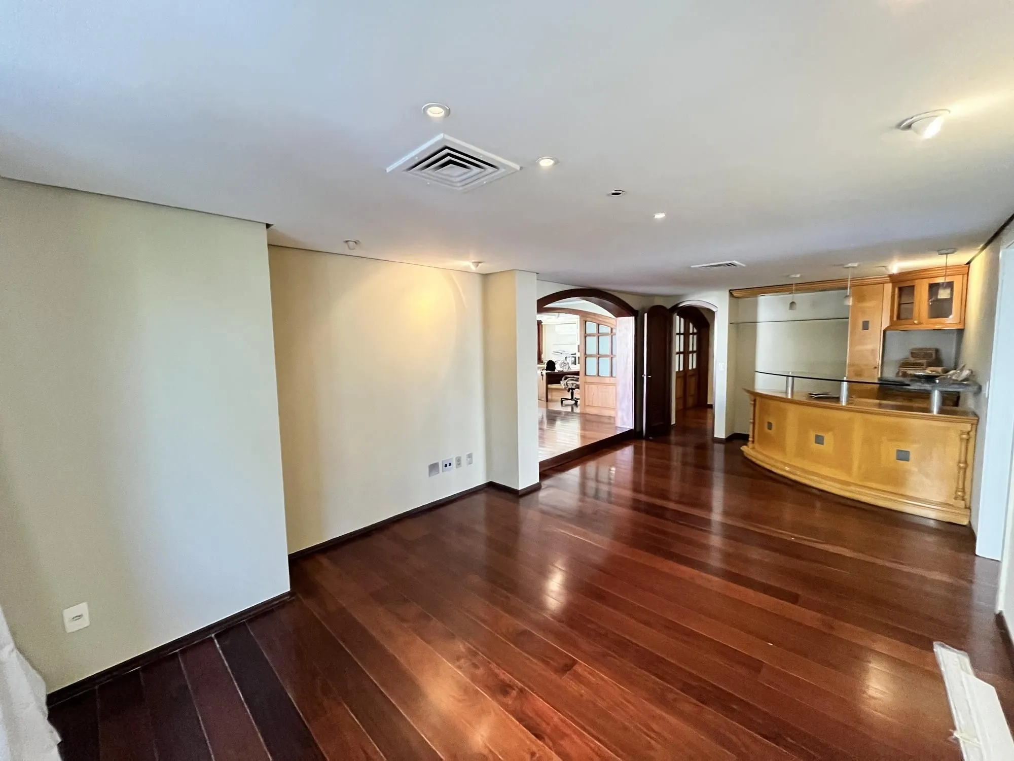 Imagem Apartamento de 4 quartos, suíte, amplo closet, dependência e 2 vagas de garagem