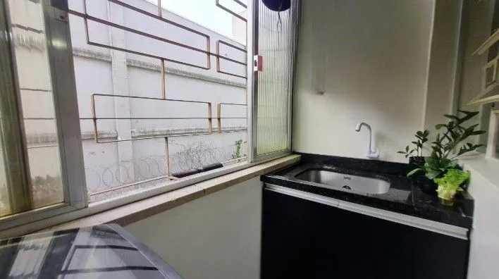 Imagem Aproveite o sol e a vista, apartamento para venda de frente com sacada, 2 dormitórios com 1 vaga no bairro Santana em Porto Alegre/RS.