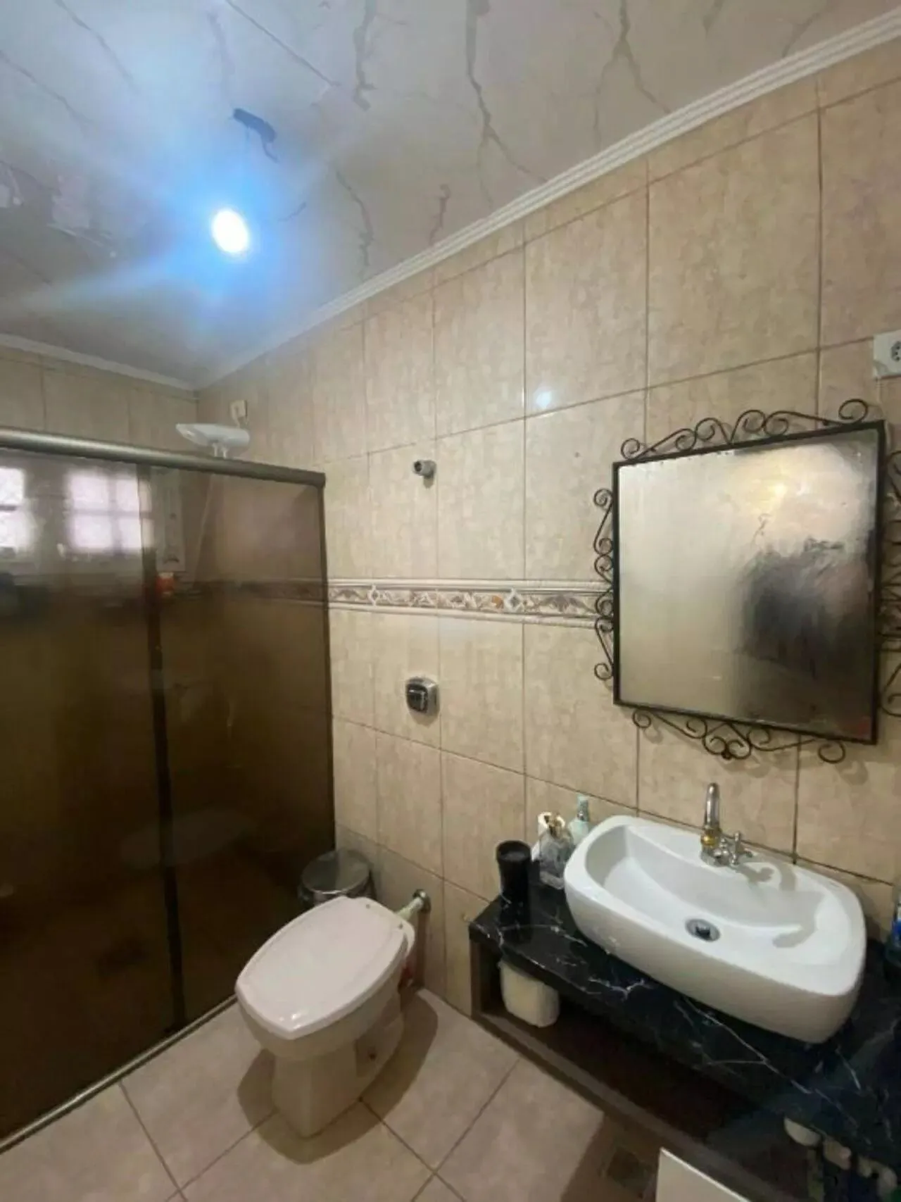 Imagem Casa com Duas Residências e Pátio Amplo no Bairro Tranquilo