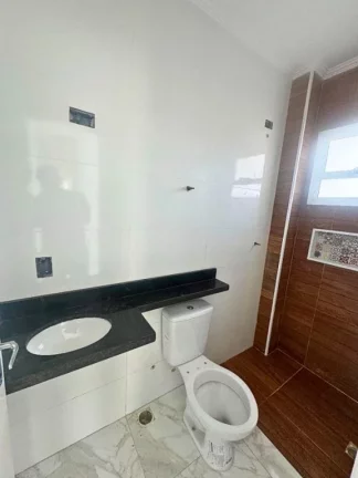Imagem Casa térrea com 2 dormitórios sendo 1 suite. O imóvel está em condomínio fechado, proporcionando mais segurança e conforto aos moradores, você encontra á venda na Imobiliaria Consulte Imoveis.