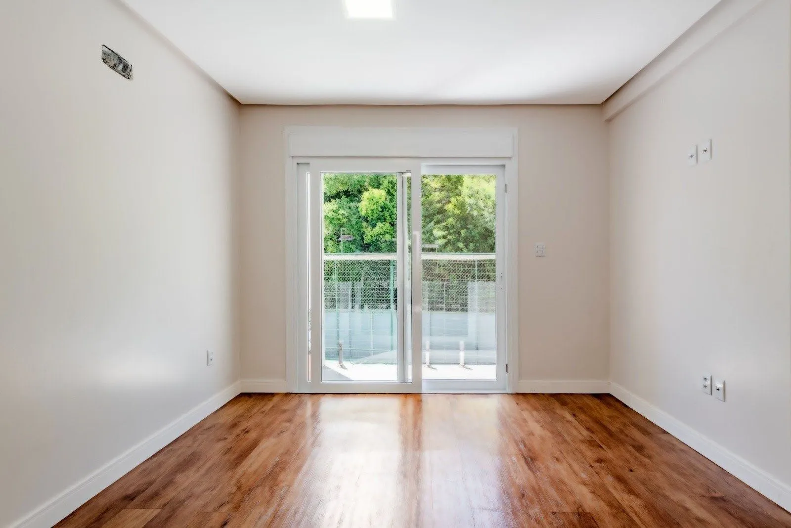 Imagem Casa em Condomínio com 228m² e 3 dormitórios, 1 suíte, 3 vagas no bairro Sarandi