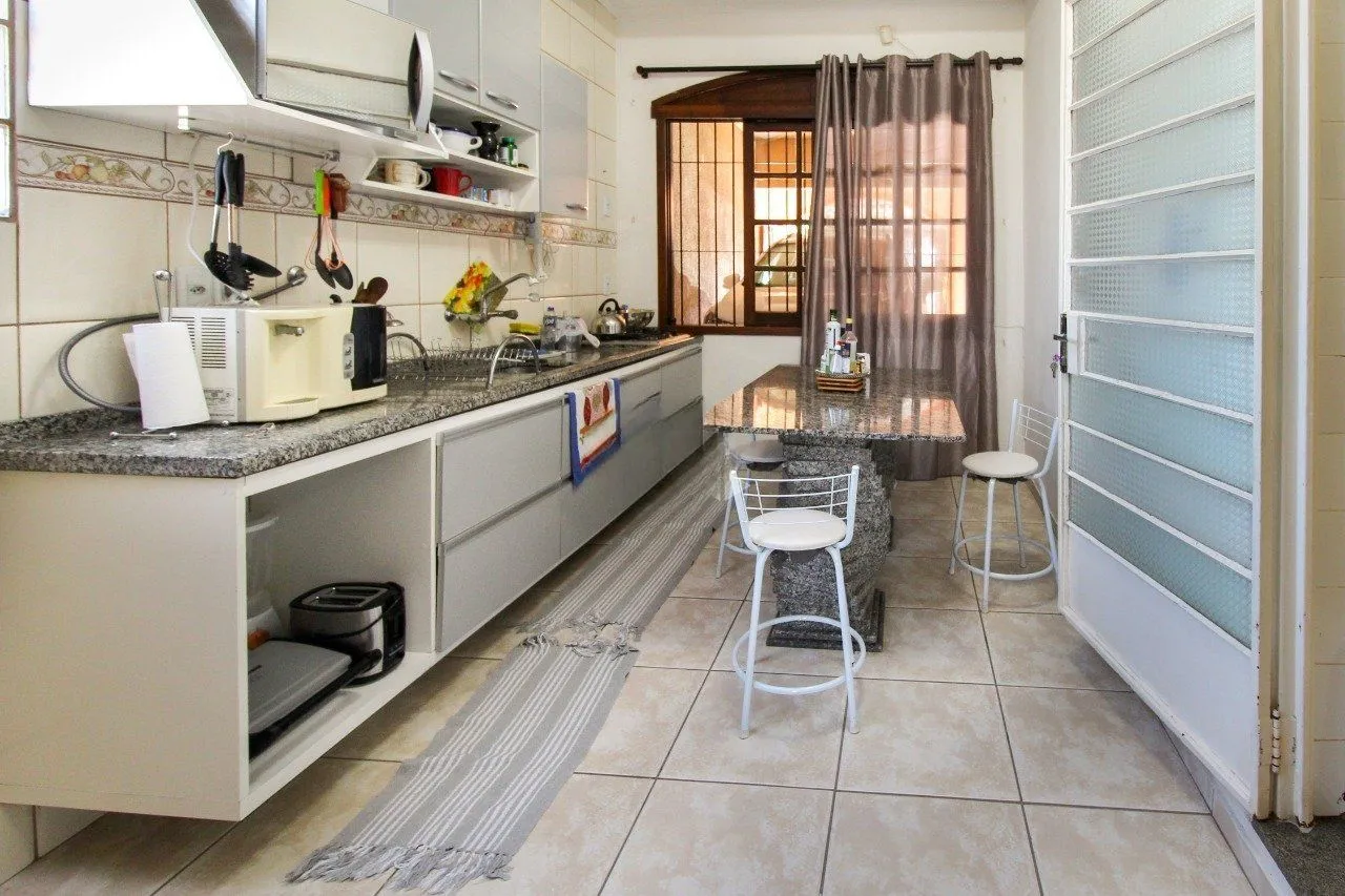 Imagem Casa com 6 dormitórios à Venda no Bairro Jardim Carvalho, Porto Alegre