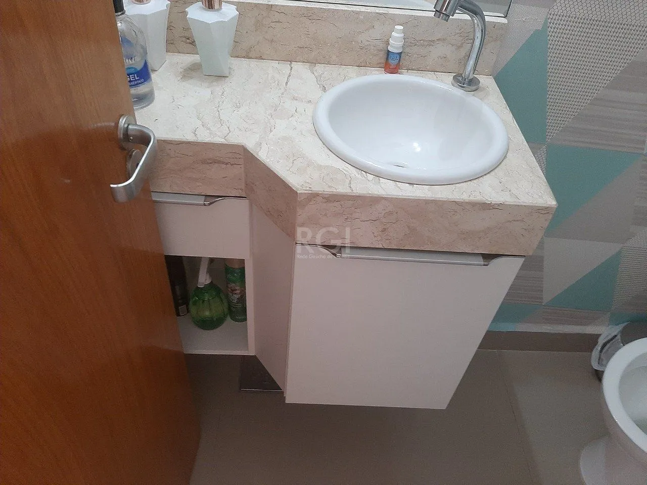Imagem Casa com 2 quartos, 2 suítes, varanda, vaga, no bairro Aberta dos Morros, Poa/RS