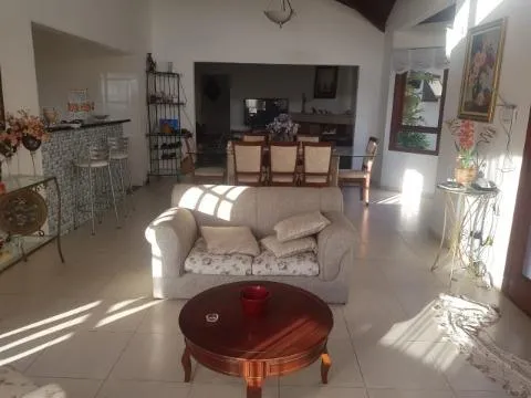 Imagem VENDA DE CASA CONDOMÍNIO IBIRAPITANGA A/T 800m² A/C 350m³ com 4 dormitórios sendo 2 suítes, lavabo, sala 3 ambientes, cozinha americana, piscina, chur
