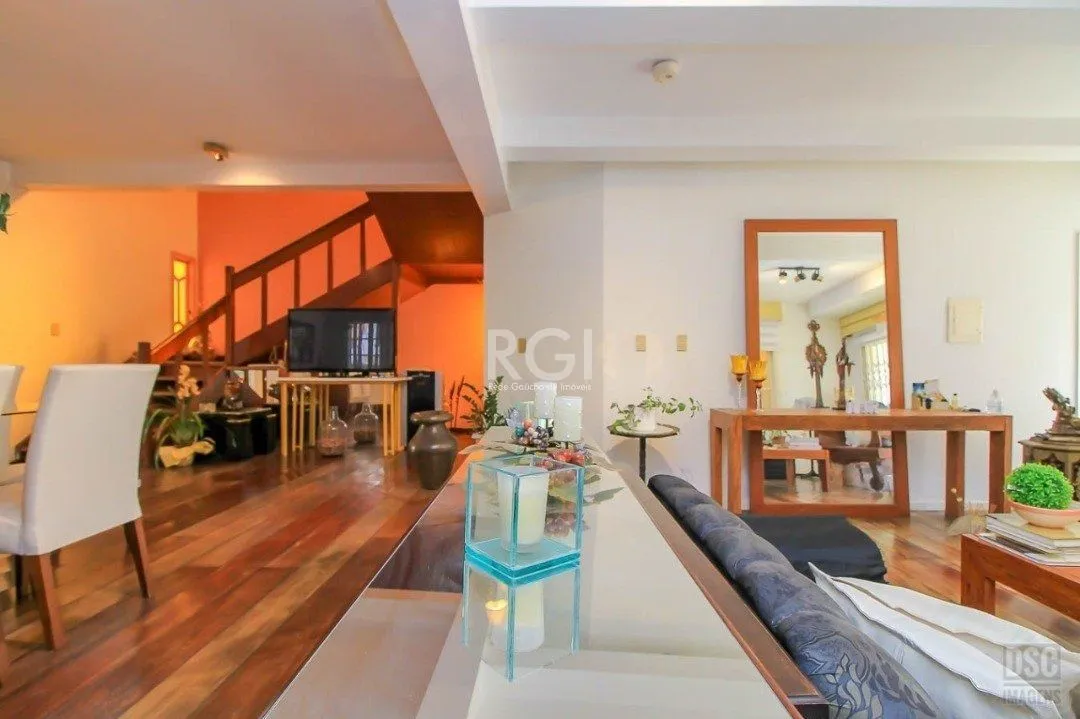 Imagem casa Living para 3 ambientes com lavabo, cozinha com pia e armários planejados