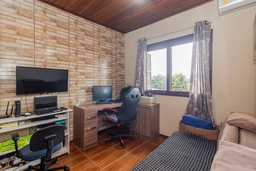 Imagem Casa de 3 dormitórios à venda Bairro Rubem Berta - Porto Alegre