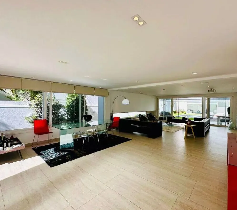 Imagem Sobrado de 683m² Mobiliado p/ VENDA OU LOCAÇÃO, Localizado no Alphaville Res. Zero - Barueri/SP!