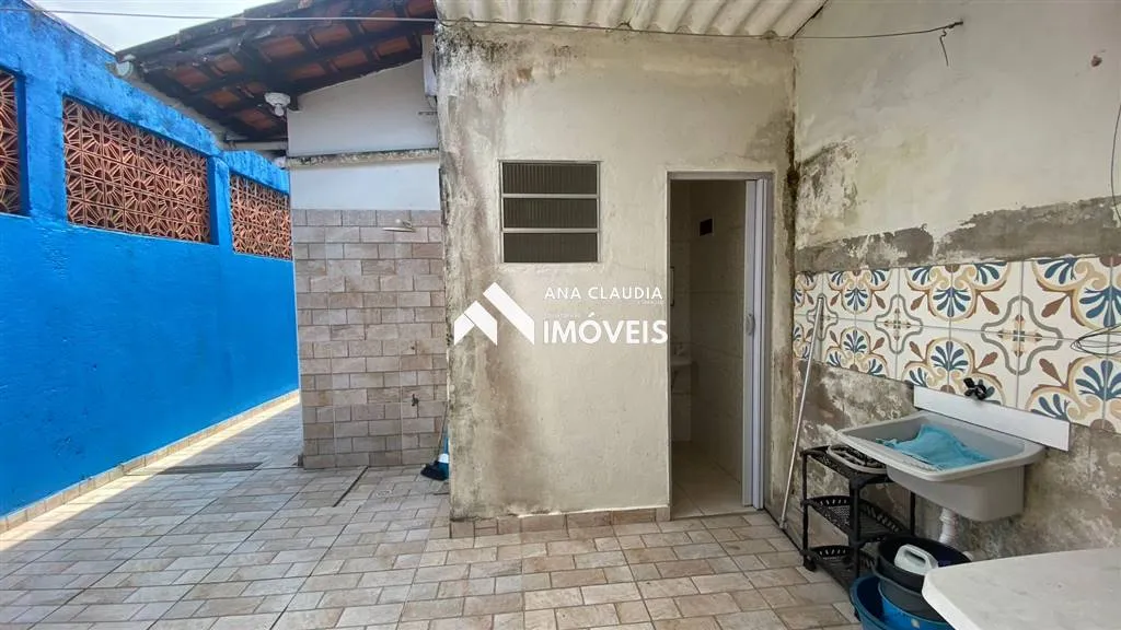 Imagem Casa na praia de Mongaguá a venda, 80 metros da Marginal.