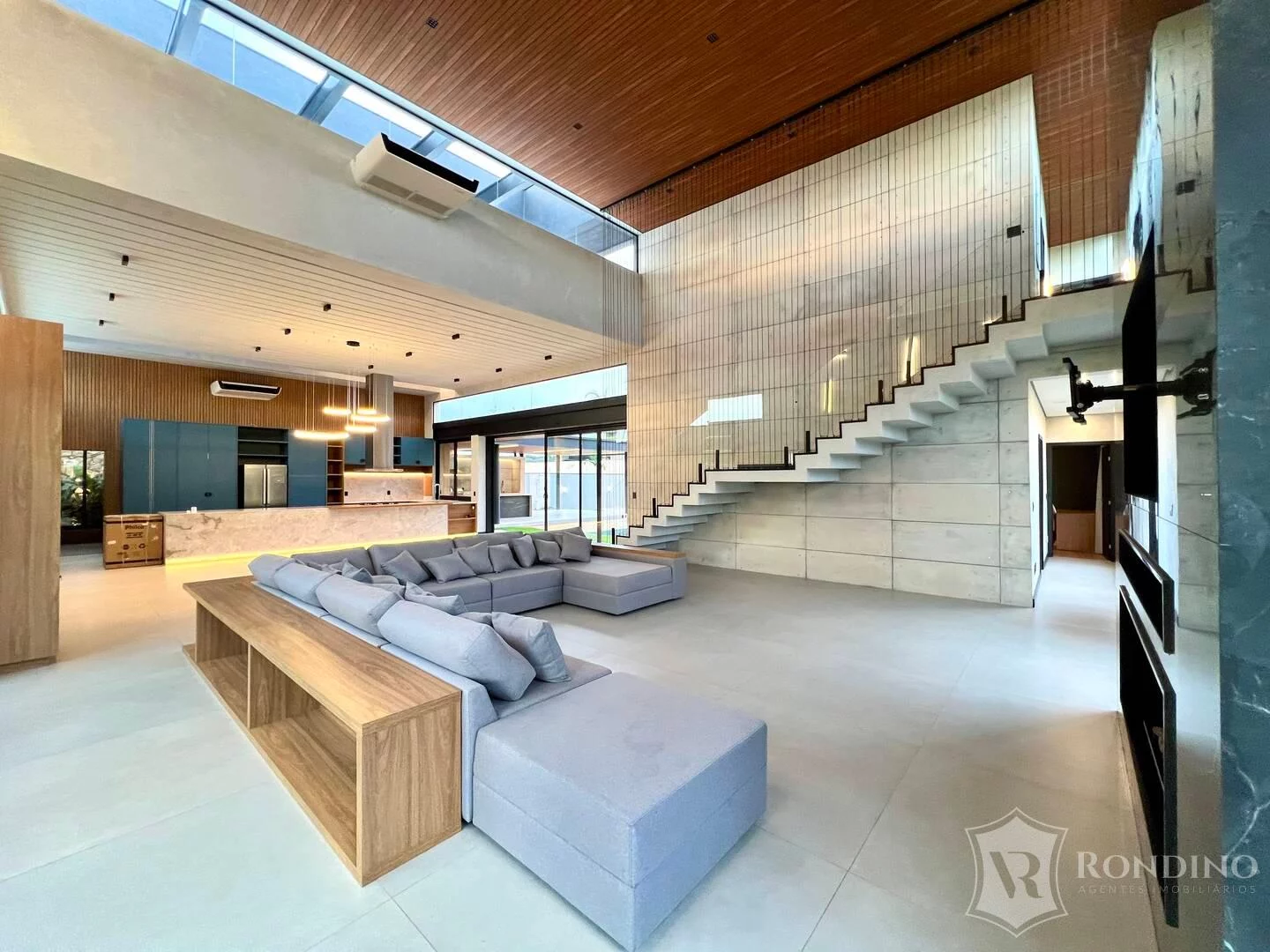 Imagem Casa sobrado em condomínio, 04 suítes, varanda gourmet, piscina