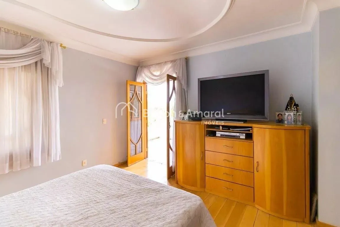 Imagem Casa em condomínio com 690m² e 5 quartos