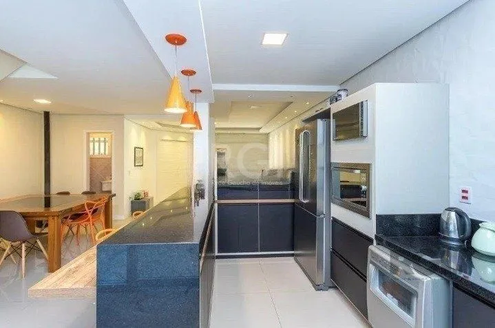 Imagem Casa com 03 dormitórios, 01 suíte, pátio, terraço com churrasqueira e vaga de garagem para 03 carros no bairro Ipanema
