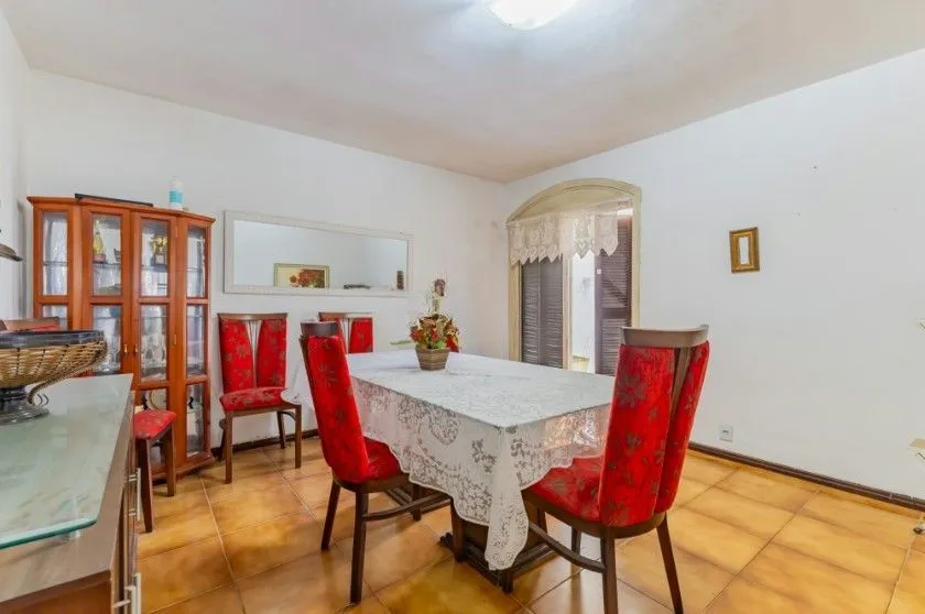 Imagem Casa com pátio e churrasqueira em frente à praça - Jardim Sabará