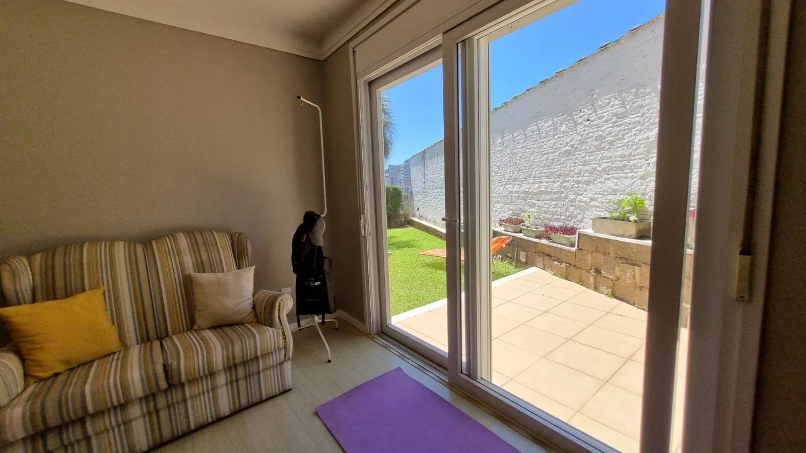 Imagem Casa Espetacular com Vista Deslumbrante, Reformada por Arquiteto de 2 dormitórios, suíte, próximo a PUC e Carrefour no bairro Partenon em Porto Alegre/RS/