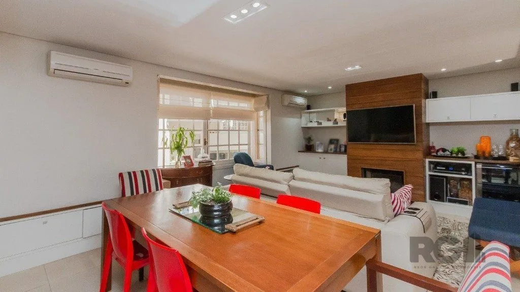 Imagem Excelente casa em condomínio de 249m² com 03 dormitórios e 4 vagas.
