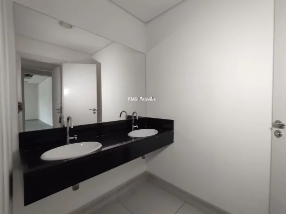Imagem Alphaville Industrial: Loja Comercial para Locação com 2 Banheiros e 2 Vagas de Garagem - Barueri-SP