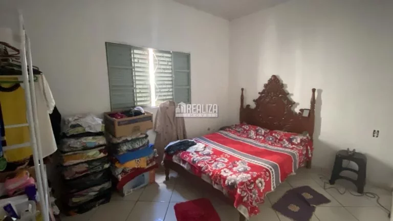 Imagem Casa à venda no Jardim Maracanã, Uberaba: 2 dormitórios, 3 garagens!