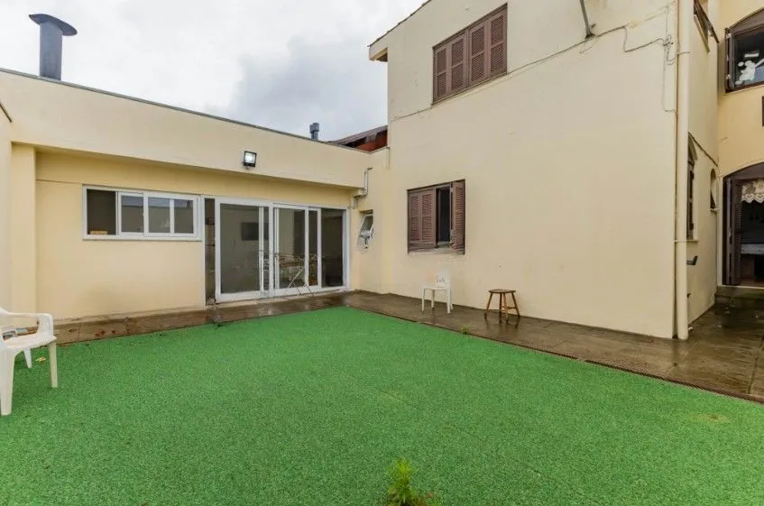 Imagem Casa com pátio e churrasqueira em frente à praça - Jardim Sabará