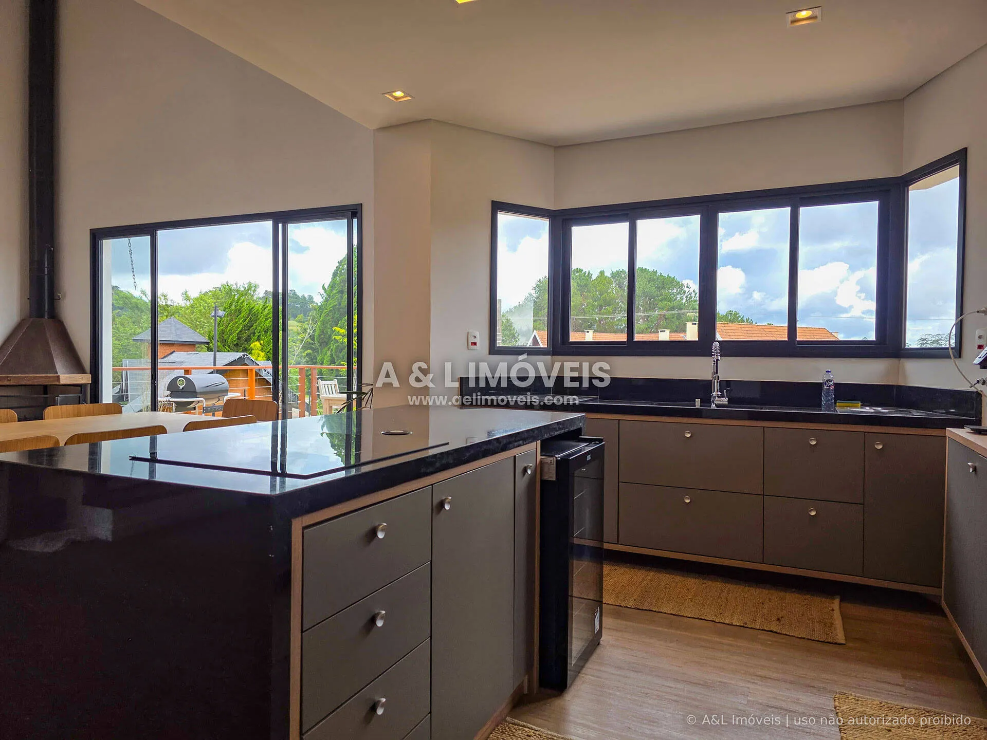 Imagem Casa em Campos do Jordão | 4 Suítes, Porteira Fechada e Vista para o Vale