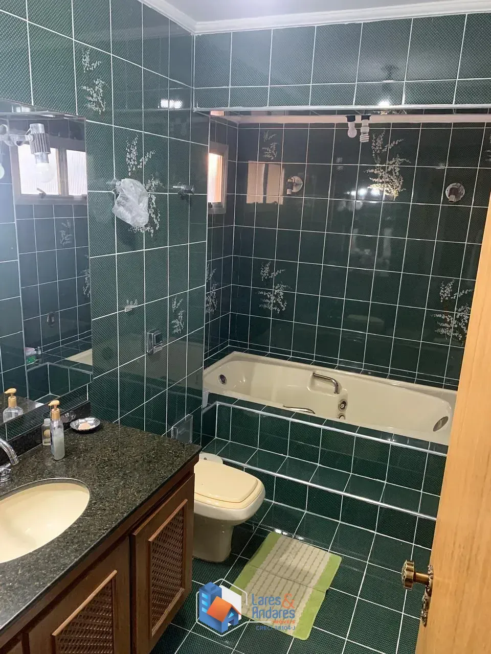 Imagem Sobrado para venda em Planalto Paulista com 3 quartos, sendo 2 suítes, 250m²