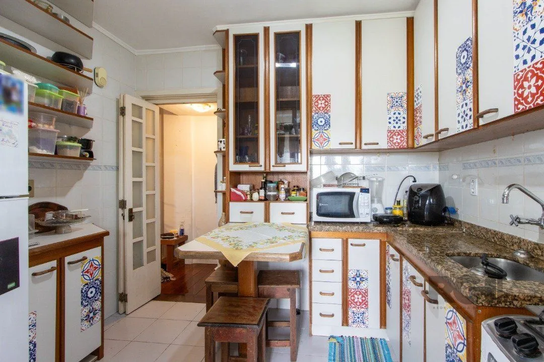 Imagem Apartamento com 73m², 2 dormitórios, área de serviço separada, living 2 ambientes , vaga de garagem escriturada e coberta.