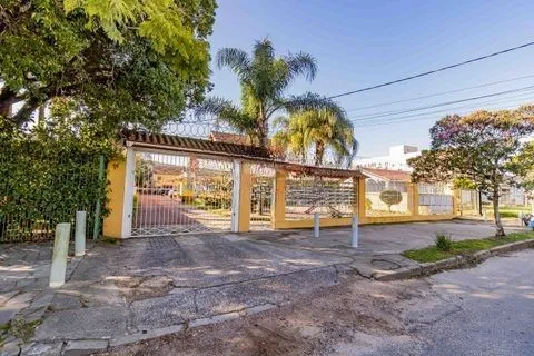 Imagem Casa de 3 dormitórios, em condomínio fechado na zona sul de Porto Alegre, com lareira, churrasqueira e vaga de garagem.