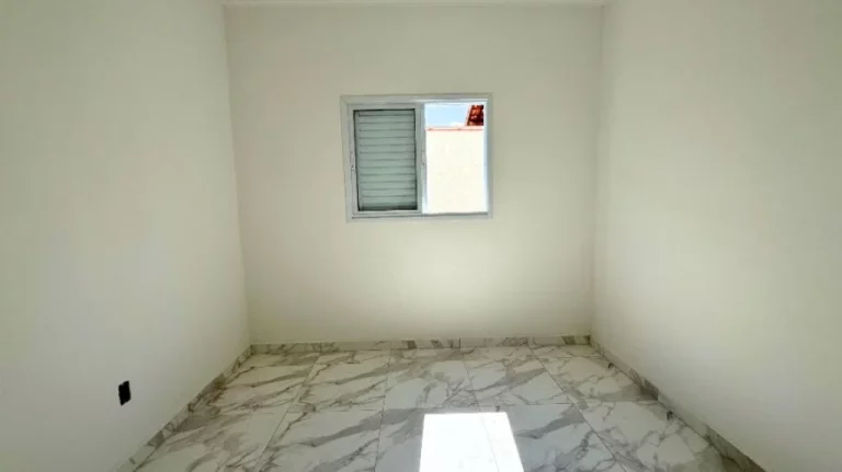Imagem Casa térrea com 2 dormitórios sendo 1 suite. O imóvel está em condomínio fechado, proporcionando mais segurança e conforto aos moradores, você encontra á venda na Imobiliaria Consulte Imoveis.