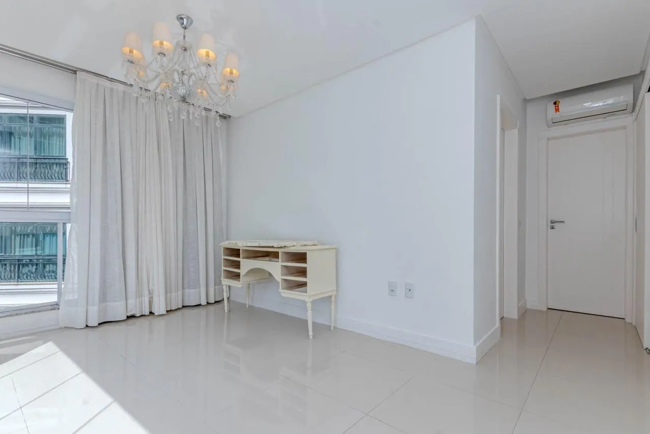 Imagem Apartamento com vista para o mar à venda com 270m2 por R$ 4.900.000,00