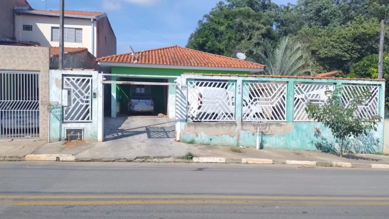 Casa á Venda c/ 03 dormitórios, sendo 02 suítes - Bairro Capuavinha em Avenida Wika Ursula Wiegand
