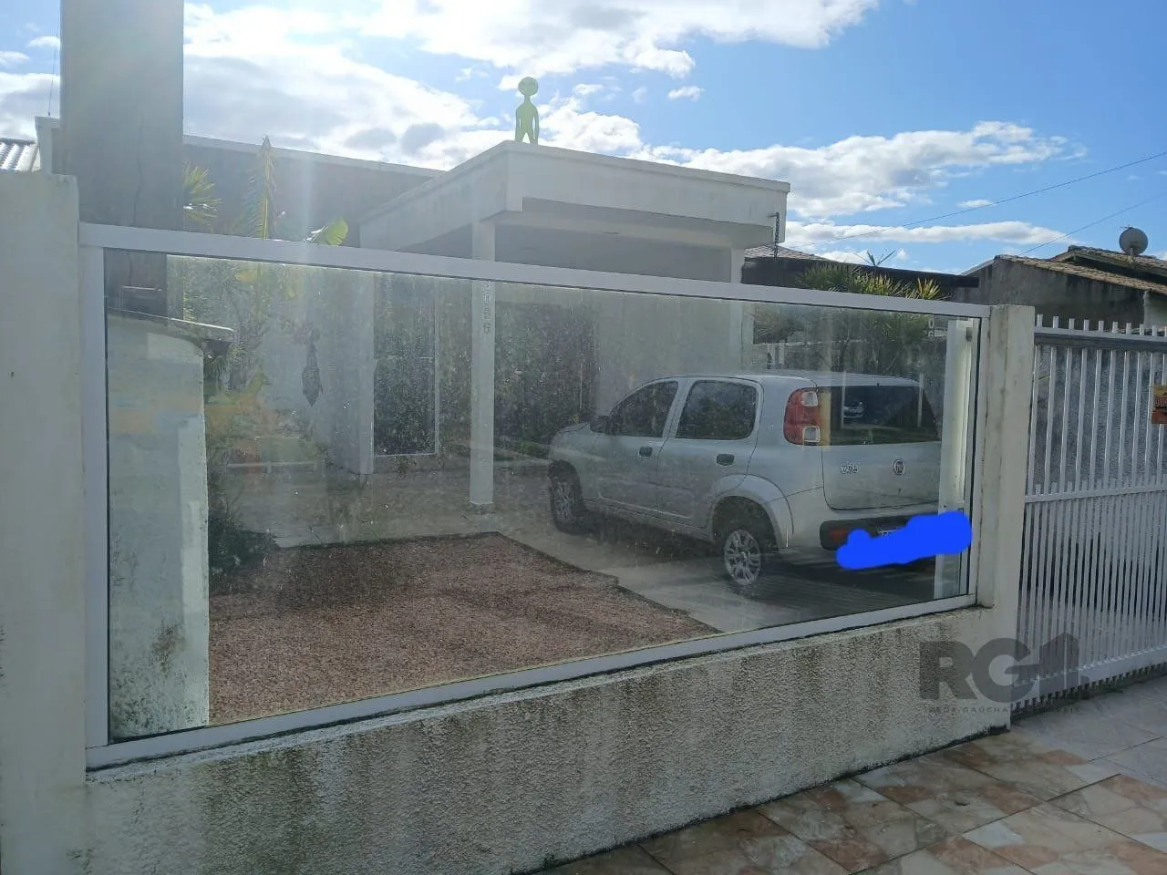 Imagem Casa de 2 dormitórios, com banheiro social, e um living em 2 ambientes, com banheiro Social, e cozinha com área de serviço, mais um patio pra 3 carros, e uma piscina nos fundos...